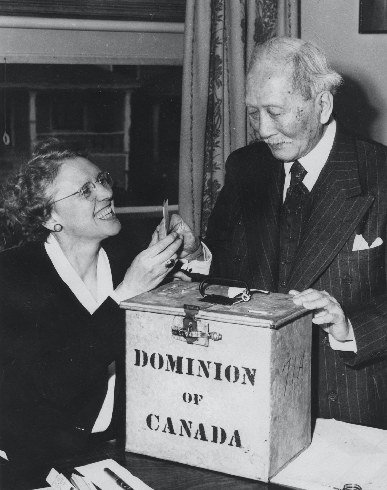 Won Alexander Cumyow, age 88, casting his ballot in the 1949 federal election.
