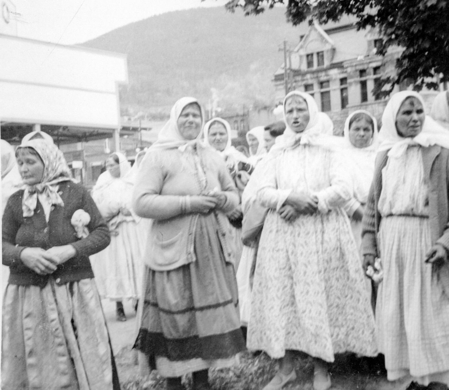 A group of Doukhobor women, believed to be in Nelson